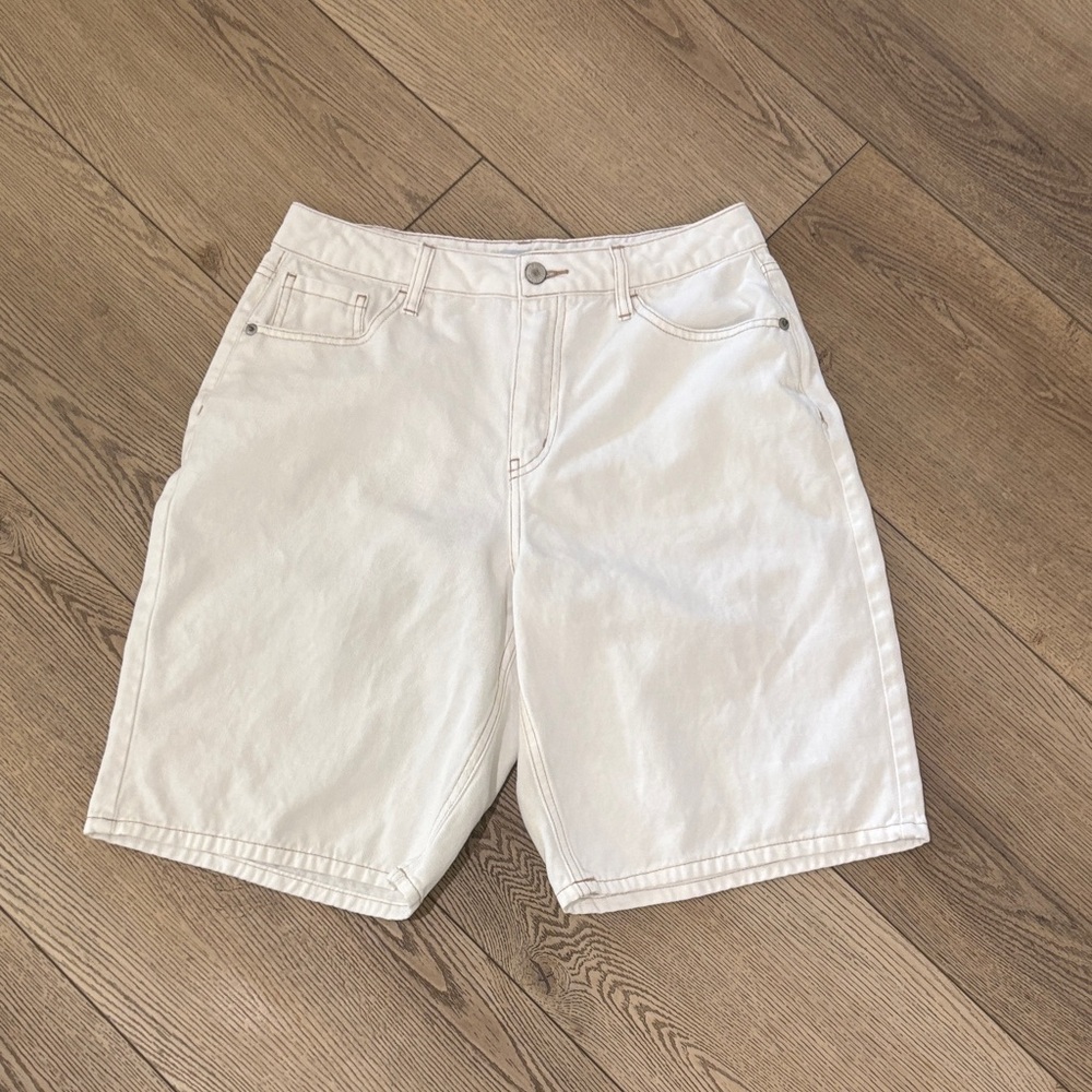 Forever 21 White Jean Shorts in cotton blend. Size 28. Like new condition. Nice!